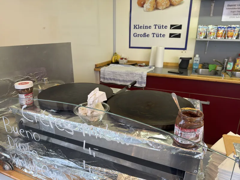 Zwei professionelle Crêpes-Platten, stets frisch eingeölt und auf Temperatur – mehr Kapazität bedeutet kürzere Wartezeiten auch bei vollem Marktbetrieb.
