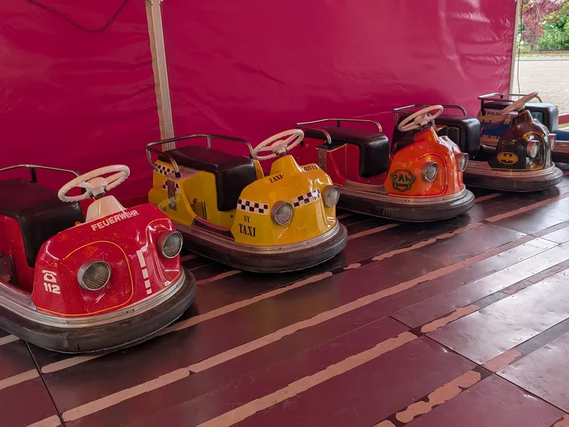 Bunte Flitzer in allen Variationen – von der Feuerwehr über das NY-Taxi bis zu PAW Patrol. Für jedes Kind ist der passende Wagen dabei.