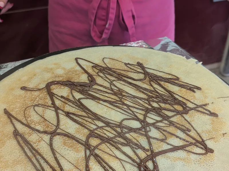 Frisch gebacken, noch warm von der Platte – mit einem Schokoladendrizzle versehen, der Kindern und Erwachsenen gleichermaßen das Wasser im Mund zusammenlaufen lässt.