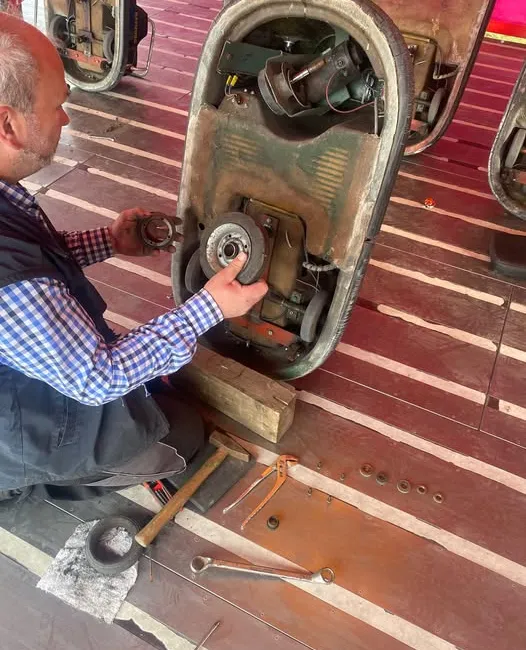 Roger Degener bei der Wartung des Autoscooters